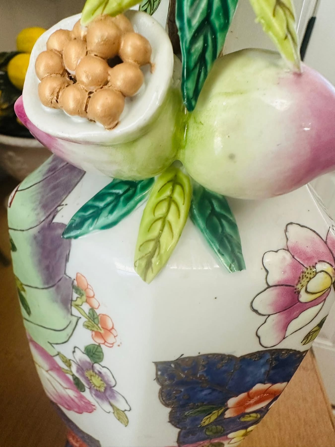✨ These fabulous Tobacco Leaf vases with pomegranate handles are beyond stunning! ✨
📌 Disclaimer: Small chips on some of the leaves and a repaired chip on the bottom corner of one vase (as pictured).