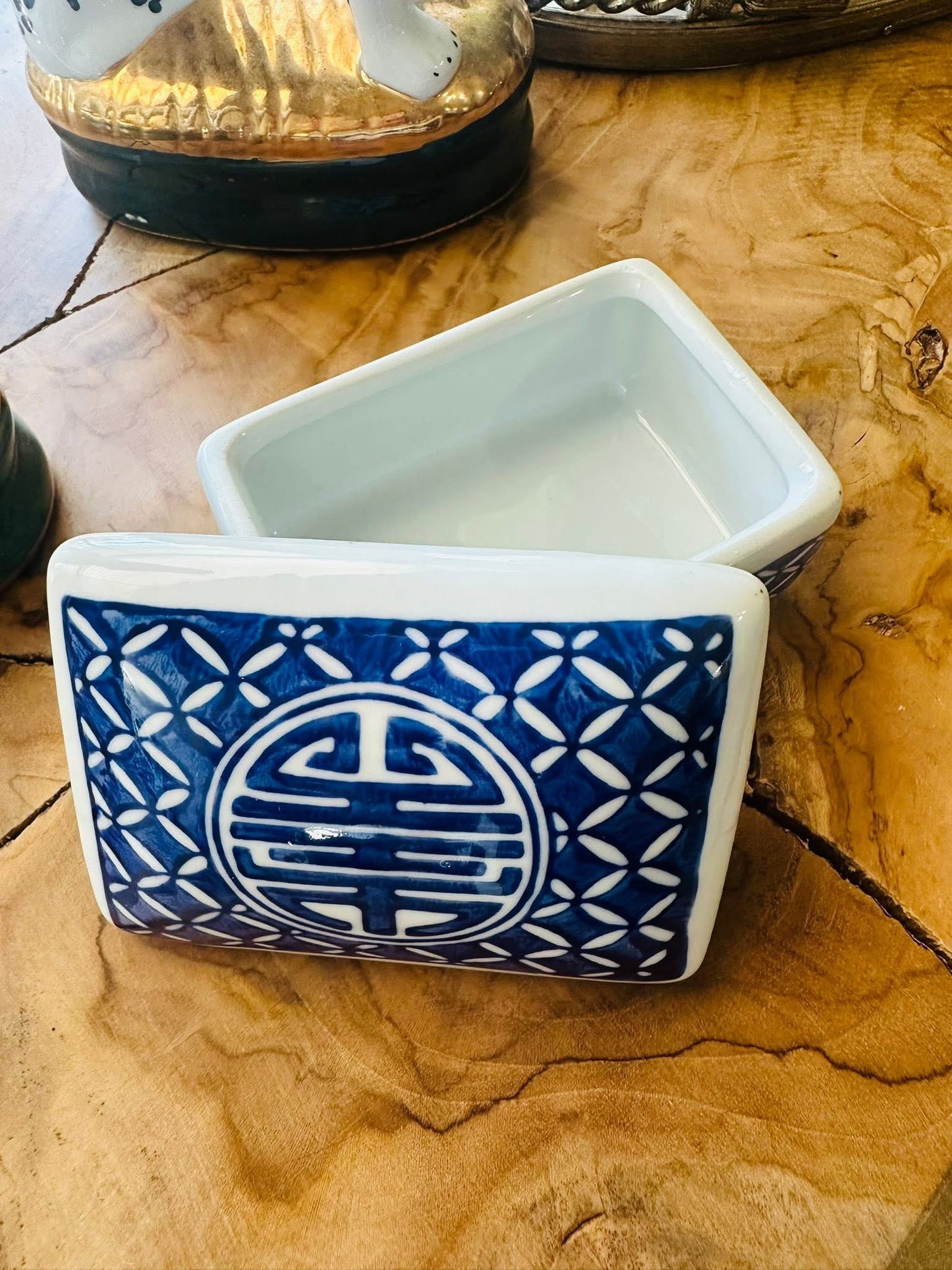 Sweet little Porcelain Blue & White Chinoiserie Jewerly Box 💙🤍
🩷We do not offer exchanges or accept returns.
🩷All Sales are final.