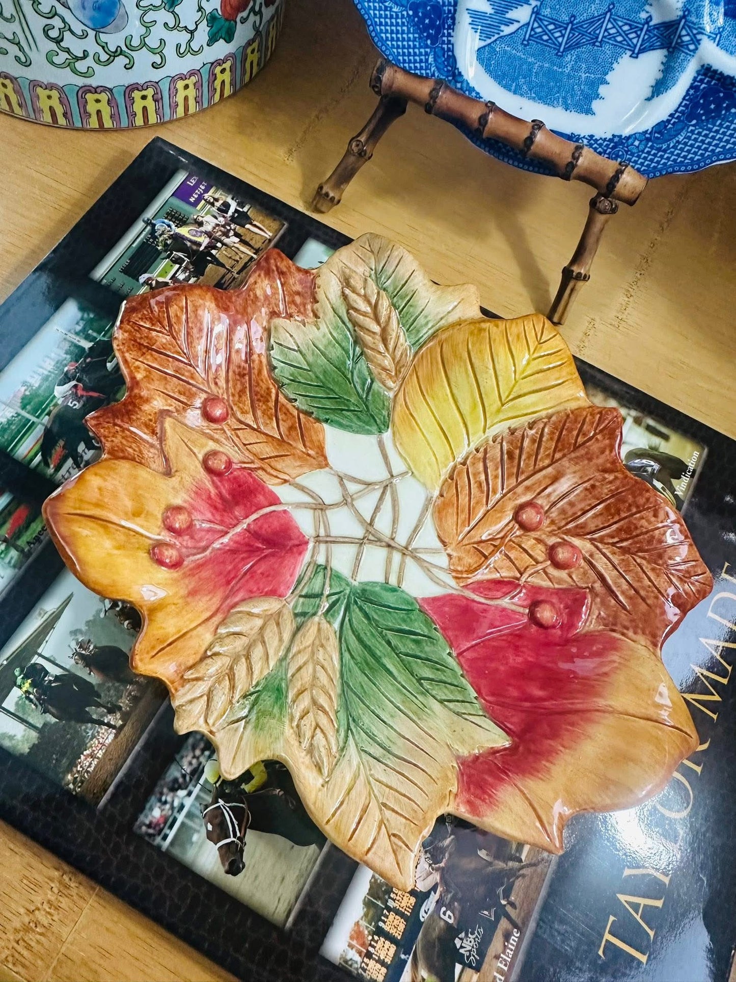 ✨ This Fitz & Floyd Mallard Duck Gravy Boat with Underplate is absolutely stunning! 🍂🦆 It’s the perfect statement piece for your fall tablescape — both functional and decorative, it adds that cozy, refined touch we all love this season. 🍁✨