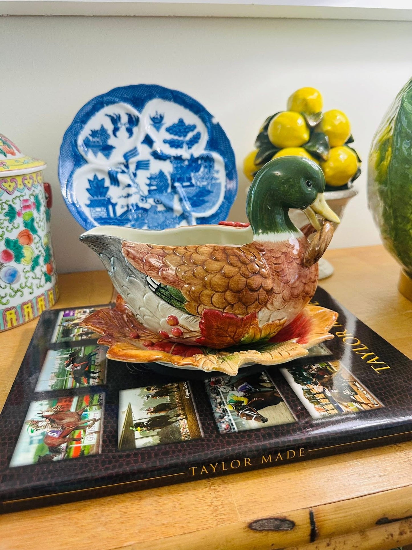 ✨ This Fitz & Floyd Mallard Duck Gravy Boat with Underplate is absolutely stunning! 🍂🦆 It’s the perfect statement piece for your fall tablescape — both functional and decorative, it adds that cozy, refined touch we all love this season. 🍁✨