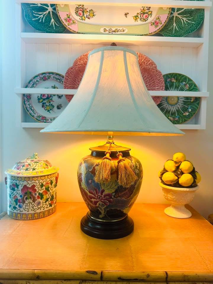 What screams fall more than this Winterthur Tobacco Leaf Lamp! Standing tall at 25” from base to finial, it’s a true statement piece. The intricate tobacco leaf design paired with the elegant gold tassel makes it completely gorgeous — timeless, cozy!❤️