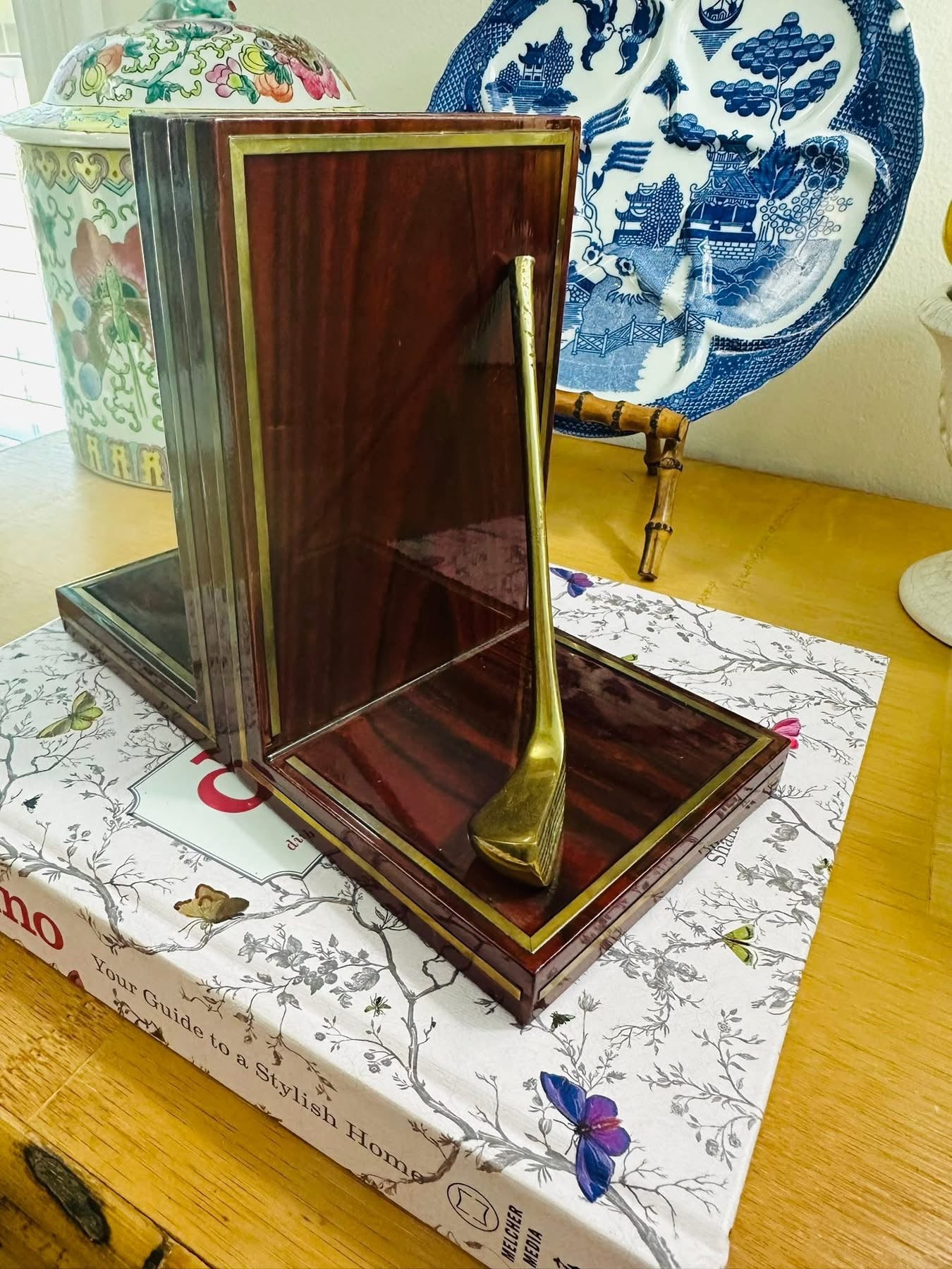 Mahogany Brass Golf Club Bookends 📚🏌️‍♀️

🩷We do not offer exchanges or accept returns. 

🩷All Sales are final.