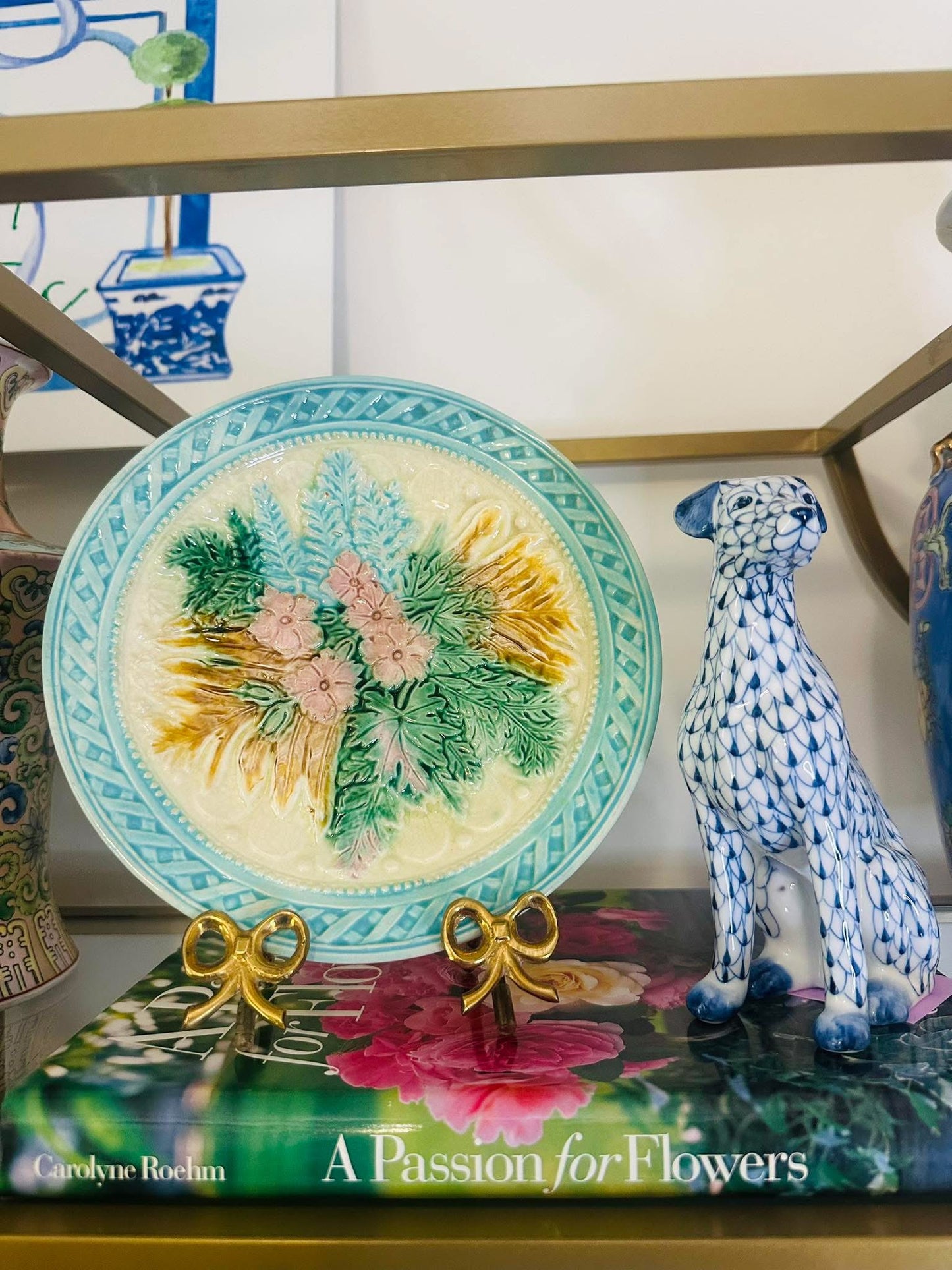 🌸 I’m in love with this majolica floral plate — such a charming piece, perfect for adding a pop of color to any plate wall!