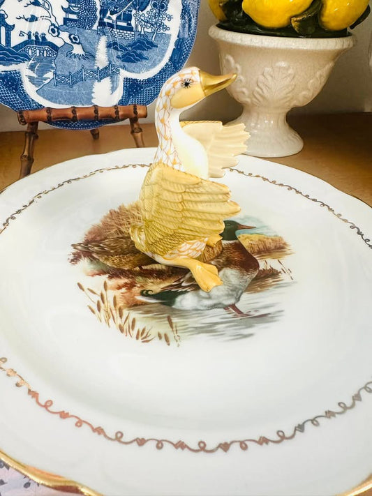How darling is this vintage Limoges duck trinket box? 🦆Perfect for holding your tiniest treasures or just sitting pretty on your stack of books 💛
