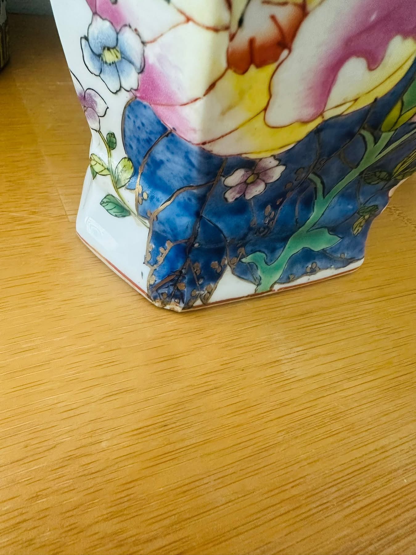 ✨ These fabulous Tobacco Leaf vases with pomegranate handles are beyond stunning! ✨

📌 Disclaimer: Small chips on some of the leaves and a repaired chip on the bottom corner of one vase (as pictured).