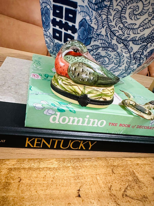 How darling is this vintage Limoges duck trinket box? 🦆Perfect for holding your tiniest treasures or just sitting pretty on your stack of books 💛